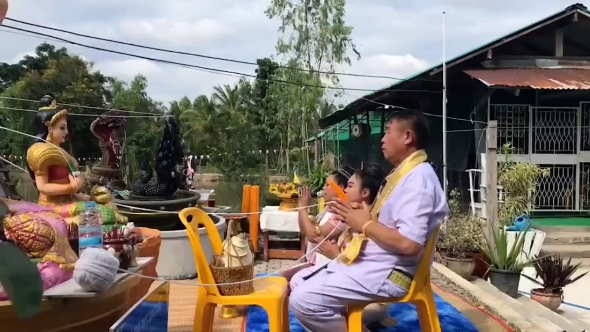 ---สุรินทร์-ขอหวยสุดแปลก จุดเทียนหยดใส่น้ำมนต์ ปิดฝาถัง ชาวบ้านแห่ส่องเลขเด็ดเสี่ยงโชคงวดที่จะถึง