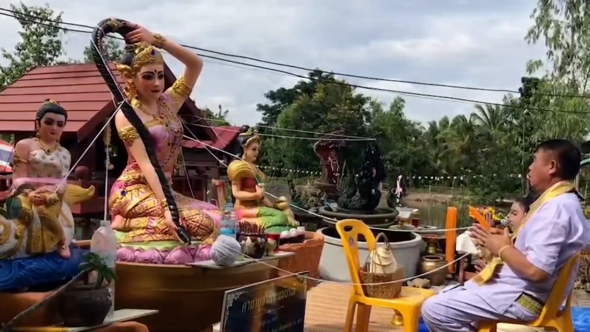 ---สุรินทร์-ขอหวยสุดแปลก จุดเทียนหยดใส่น้ำมนต์ ปิดฝาถัง ชาวบ้านแห่ส่องเลขเด็ดเสี่ยงโชคงวดที่จะถึง