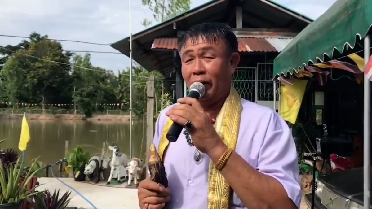 ---สุรินทร์-ขอหวยสุดแปลก จุดเทียนหยดใส่น้ำมนต์ ปิดฝาถัง ชาวบ้านแห่ส่องเลขเด็ดเสี่ยงโชคงวดที่จะถึง