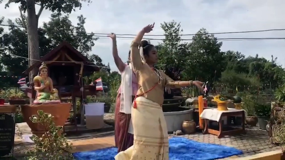 ---สุรินทร์-ขอหวยสุดแปลก จุดเทียนหยดใส่น้ำมนต์ ปิดฝาถัง ชาวบ้านแห่ส่องเลขเด็ดเสี่ยงโชคงวดที่จะถึง