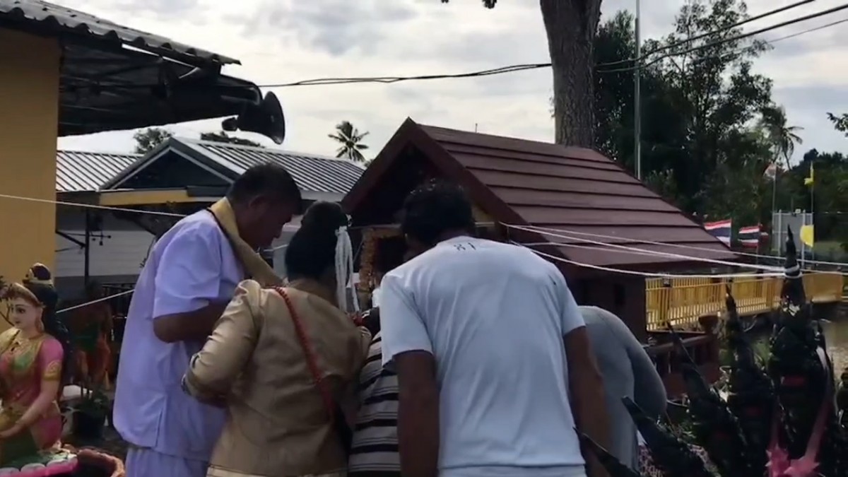 ---สุรินทร์-ขอหวยสุดแปลก จุดเทียนหยดใส่น้ำมนต์ ปิดฝาถัง ชาวบ้านแห่ส่องเลขเด็ดเสี่ยงโชคงวดที่จะถึง