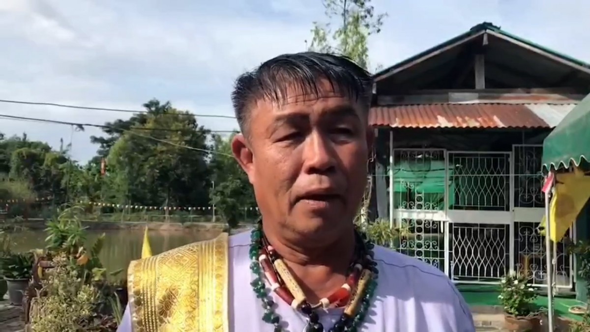 ---สุรินทร์-ขอหวยสุดแปลก จุดเทียนหยดใส่น้ำมนต์ ปิดฝาถัง ชาวบ้านแห่ส่องเลขเด็ดเสี่ยงโชคงวดที่จะถึง