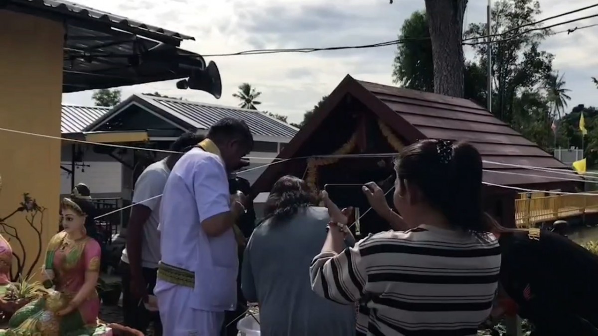 ---สุรินทร์-ขอหวยสุดแปลก จุดเทียนหยดใส่น้ำมนต์ ปิดฝาถัง ชาวบ้านแห่ส่องเลขเด็ดเสี่ยงโชคงวดที่จะถึง