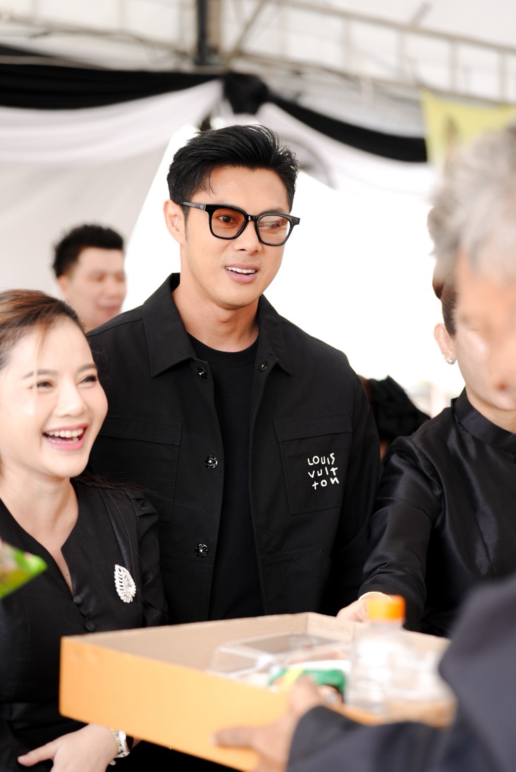 แมน การิน นำทีมจิตอาสารวมพลัง! ลงพื้นที่บริการประชาชนในช่วงไว้อาลัย