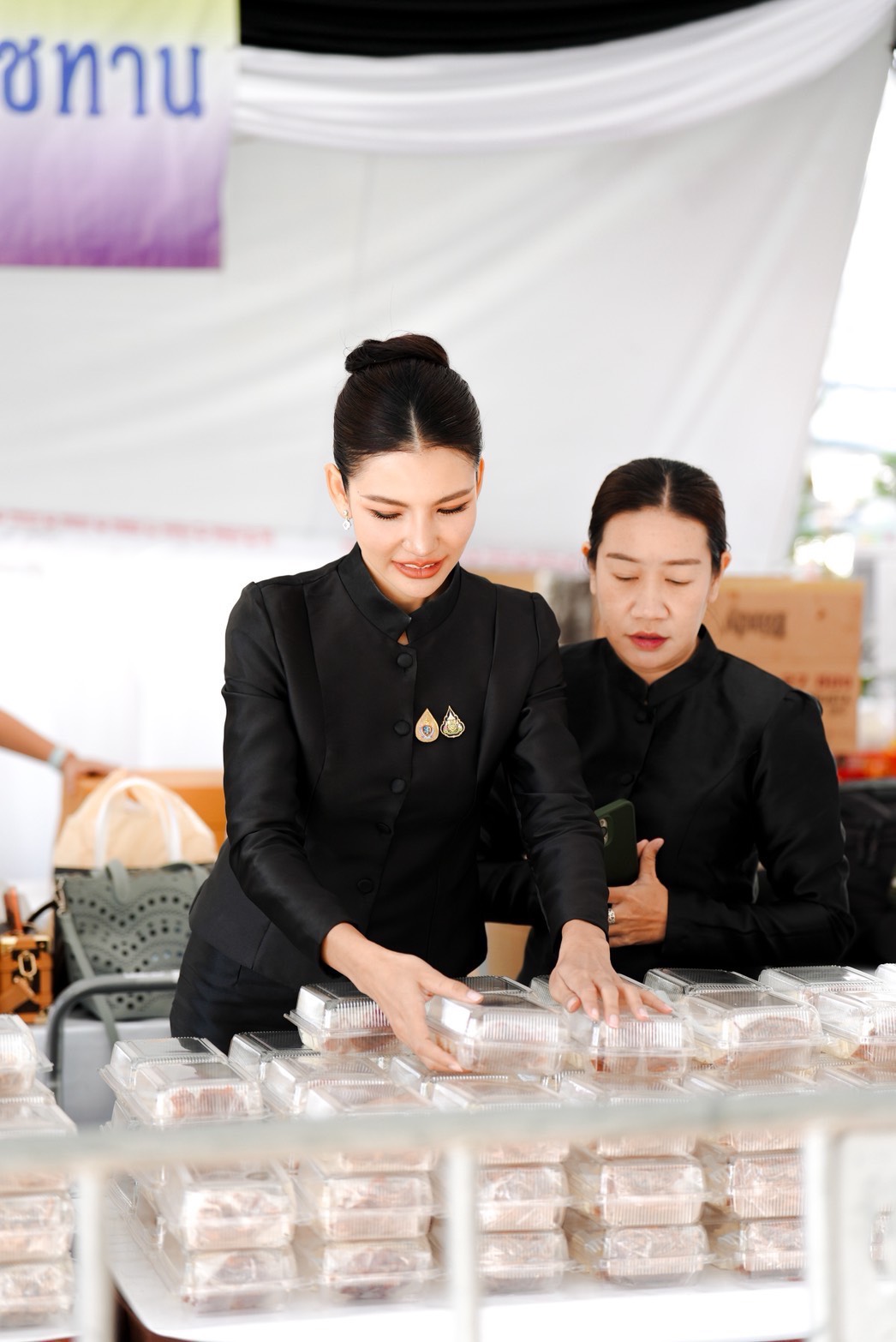 แมน การิน นำทีมจิตอาสารวมพลัง! ลงพื้นที่บริการประชาชนในช่วงไว้อาลัย