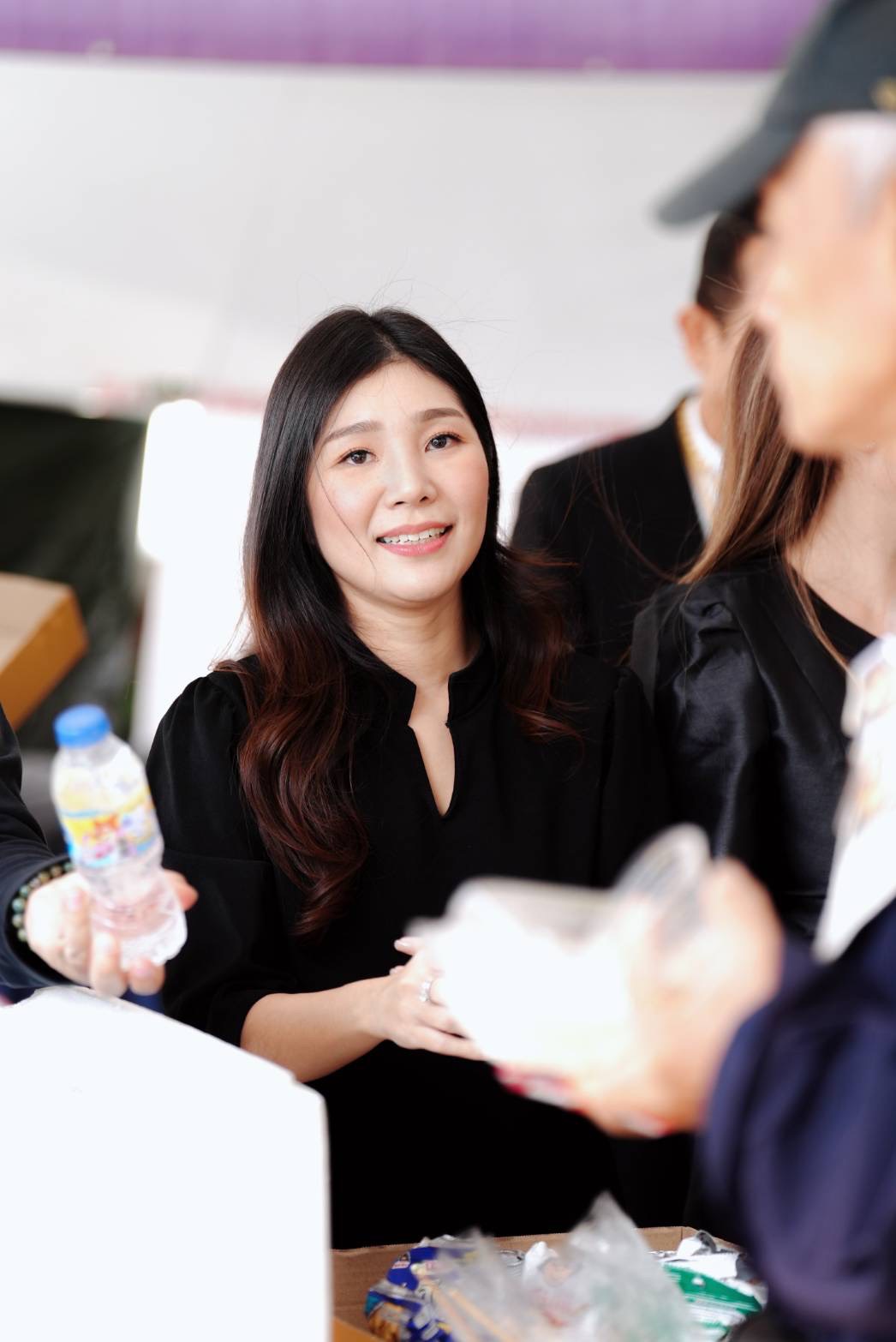 แมน การิน นำทีมจิตอาสารวมพลัง! ลงพื้นที่บริการประชาชนในช่วงไว้อาลัย