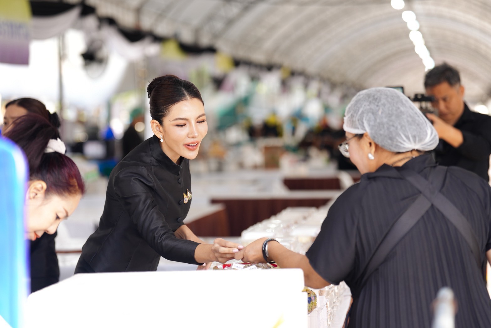 แมน การิน นำทีมจิตอาสารวมพลัง! ลงพื้นที่บริการประชาชนในช่วงไว้อาลัย