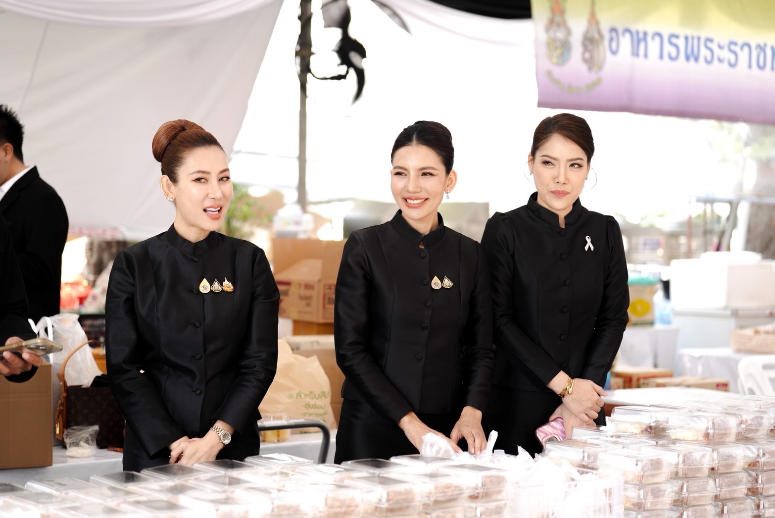 แมน การิน นำทีมจิตอาสารวมพลัง! ลงพื้นที่บริการประชาชนในช่วงไว้อาลัย