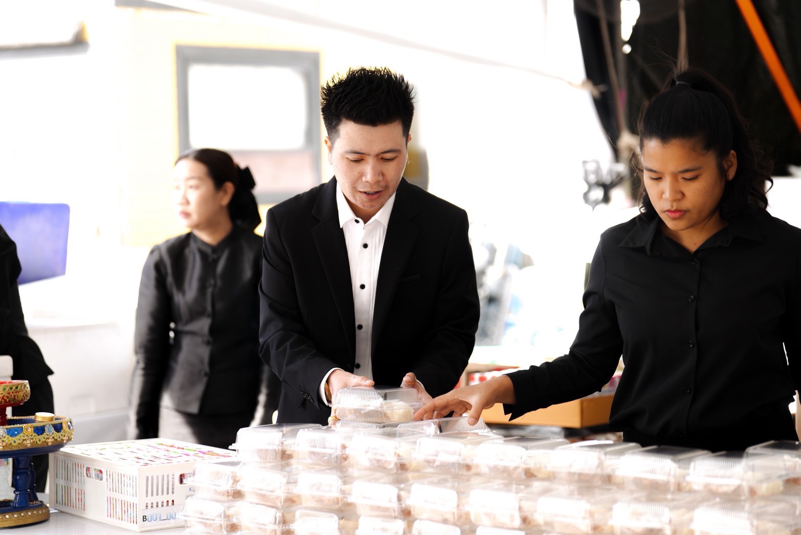 แมน การิน นำทีมจิตอาสารวมพลัง! ลงพื้นที่บริการประชาชนในช่วงไว้อาลัย