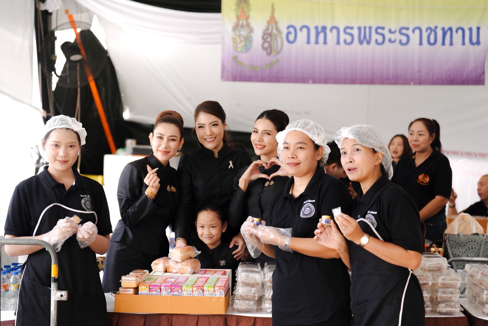 แมน การิน นำทีมจิตอาสารวมพลัง! ลงพื้นที่บริการประชาชนในช่วงไว้อาลัย