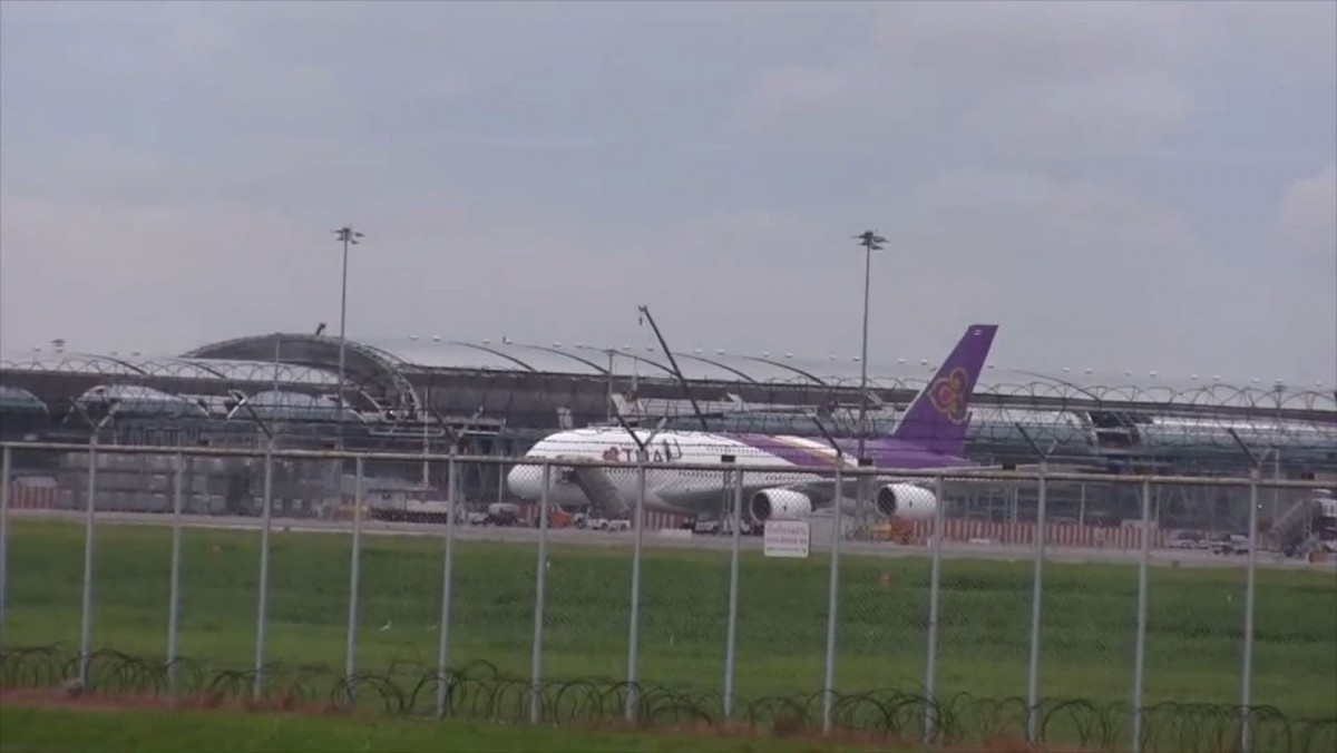 ผวาทั้งบางพลี วัตถุคล้ายโดรนนับสิบบินว่อนใกล้สุวรรณภูมิ ฝ่ายความมั่นคงเรียกประชุมด่วน