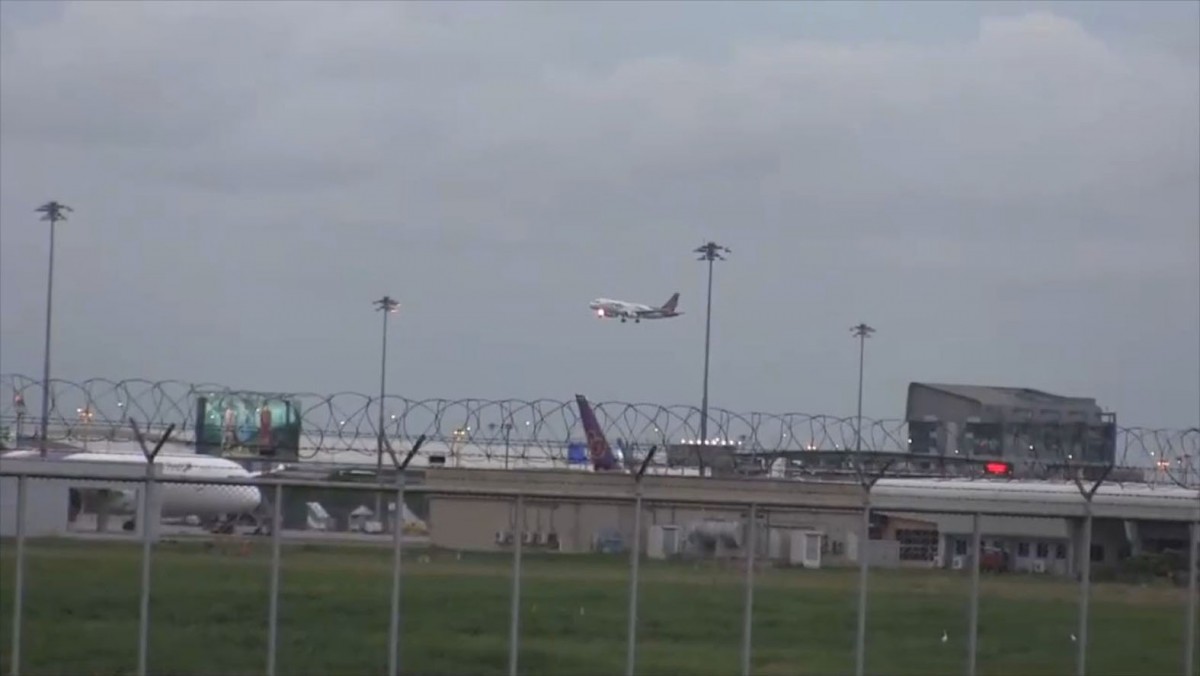 ผวาทั้งบางพลี วัตถุคล้ายโดรนนับสิบบินว่อนใกล้สุวรรณภูมิ ฝ่ายความมั่นคงเรียกประชุมด่วน