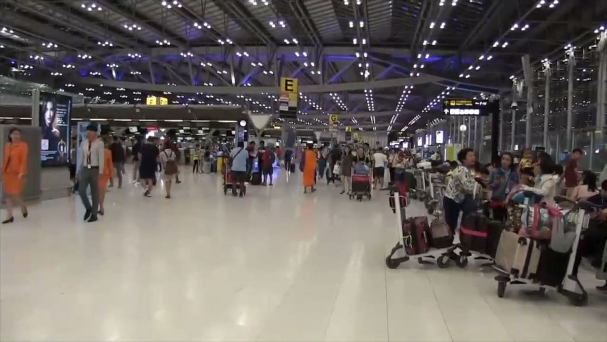 ผวาทั้งบางพลี วัตถุคล้ายโดรนนับสิบบินว่อนใกล้สุวรรณภูมิ ฝ่ายความมั่นคงเรียกประชุมด่วน