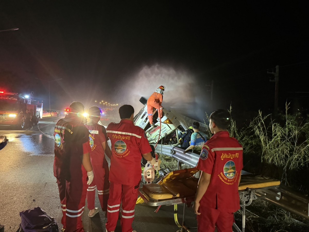 681223ขอนแก่น ระทึกช่วยเหลือคนขับรถบรรทุกอ้อยพลิกคว่ำแก๊สรั่ว