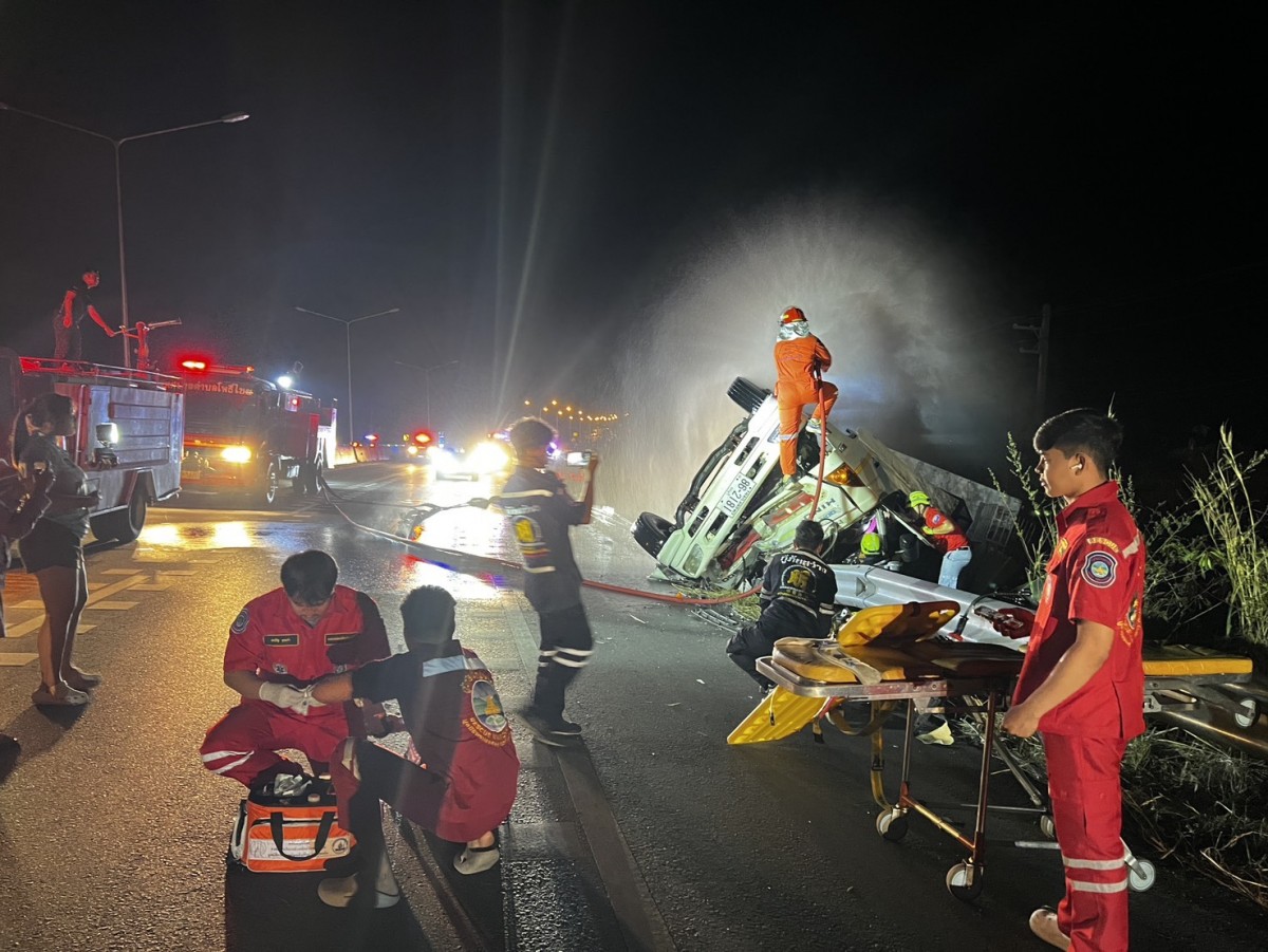 681223ขอนแก่น ระทึกช่วยเหลือคนขับรถบรรทุกอ้อยพลิกคว่ำแก๊สรั่ว