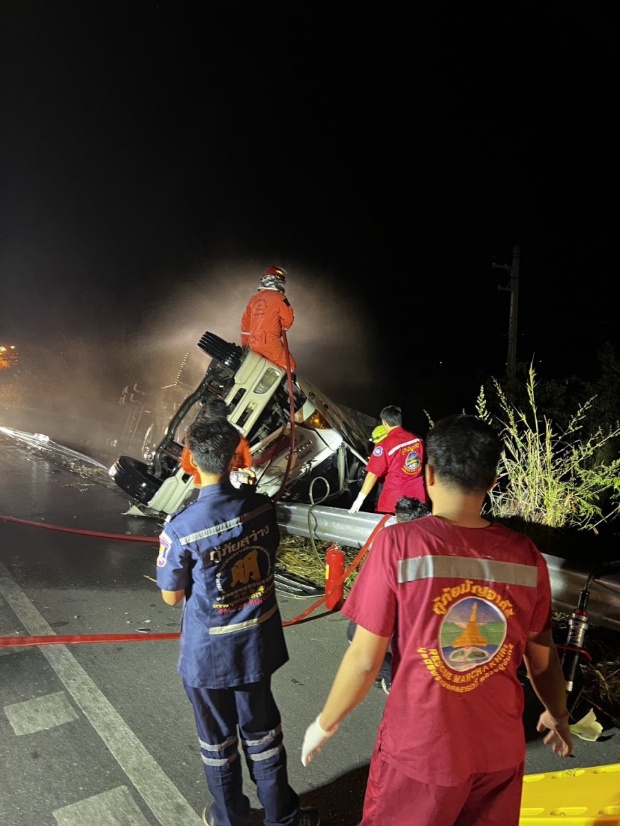 681223ขอนแก่น ระทึกช่วยเหลือคนขับรถบรรทุกอ้อยพลิกคว่ำแก๊สรั่ว