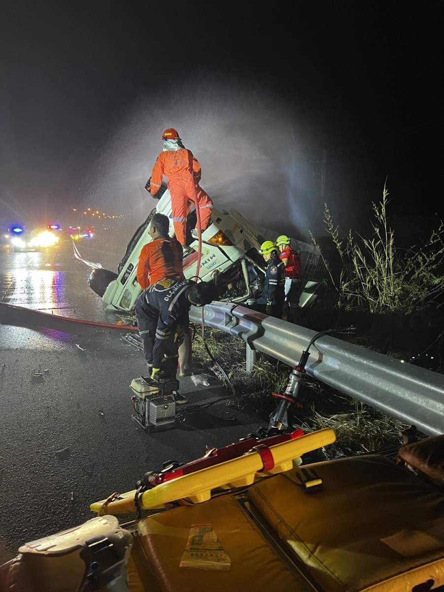 681223ขอนแก่น ระทึกช่วยเหลือคนขับรถบรรทุกอ้อยพลิกคว่ำแก๊สรั่ว