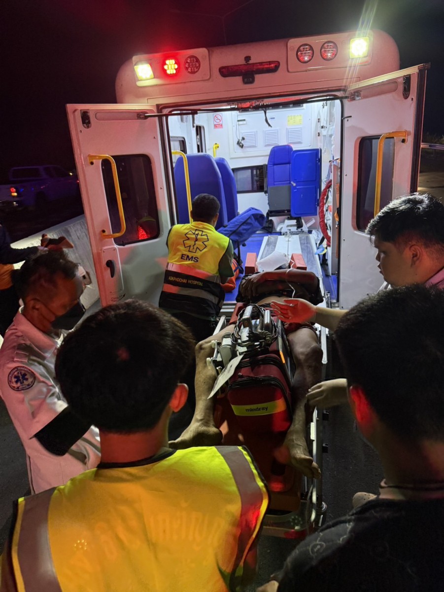 681223ขอนแก่น ระทึกช่วยเหลือคนขับรถบรรทุกอ้อยพลิกคว่ำแก๊สรั่ว