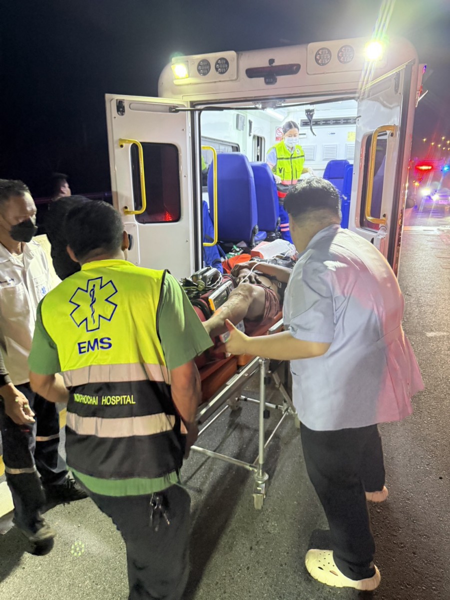 681223ขอนแก่น ระทึกช่วยเหลือคนขับรถบรรทุกอ้อยพลิกคว่ำแก๊สรั่ว