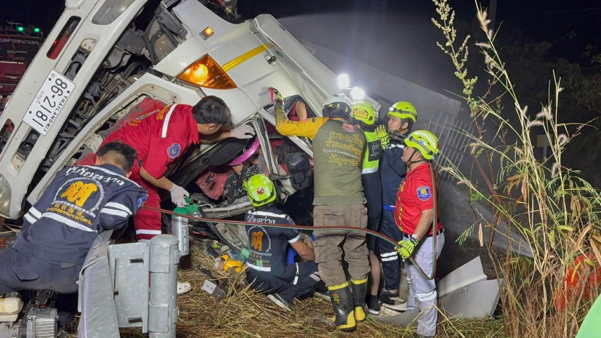 681223ขอนแก่น ระทึกช่วยเหลือคนขับรถบรรทุกอ้อยพลิกคว่ำแก๊สรั่ว