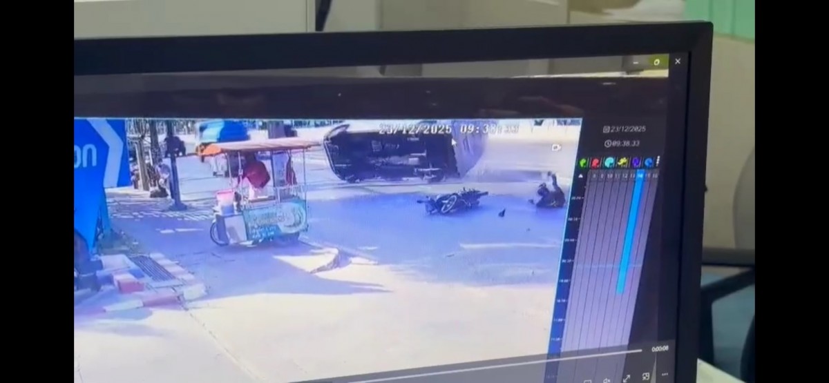 นนทบุรี วงจรปิด ปาฏิหาริย์หลวงปู่เอี่ยม คนขับรถ อบต.ท่าอิฐ รถพลิกคว่ำรอดชีวิต เมื่อเวลา 18.00 น วันที่ 23 ธันวาคม 68 ที่สนามหน้า อบต.ท่าอิฐ อ.ปากเกร็ด จ.นนทบุรี นายเชษฐา คุ้มป้อม อายุ 52 ปี คนขับรถประจำ อบต.ท่าอิฐ ได้เปิดเผยกับผู้สื่อข่าว ถึงอุบัติเหตุเมื