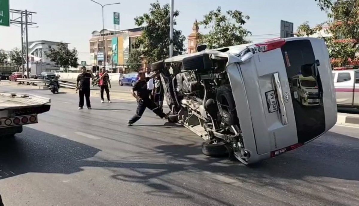 นนทบุรี วงจรปิด ปาฏิหาริย์หลวงปู่เอี่ยม คนขับรถ อบต.ท่าอิฐ รถพลิกคว่ำรอดชีวิต เมื่อเวลา 18.00 น วันที่ 23 ธันวาคม 68 ที่สนามหน้า อบต.ท่าอิฐ อ.ปากเกร็ด จ.นนทบุรี นายเชษฐา คุ้มป้อม อายุ 52 ปี คนขับรถประจำ อบต.ท่าอิฐ ได้เปิดเผยกับผู้สื่อข่าว ถึงอุบัติเหตุเมื