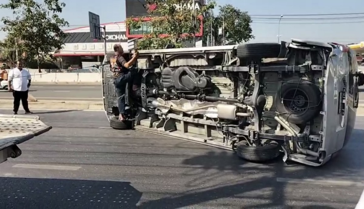 นนทบุรี วงจรปิด ปาฏิหาริย์หลวงปู่เอี่ยม คนขับรถ อบต.ท่าอิฐ รถพลิกคว่ำรอดชีวิต เมื่อเวลา 18.00 น วันที่ 23 ธันวาคม 68 ที่สนามหน้า อบต.ท่าอิฐ อ.ปากเกร็ด จ.นนทบุรี นายเชษฐา คุ้มป้อม อายุ 52 ปี คนขับรถประจำ อบต.ท่าอิฐ ได้เปิดเผยกับผู้สื่อข่าว ถึงอุบัติเหตุเมื