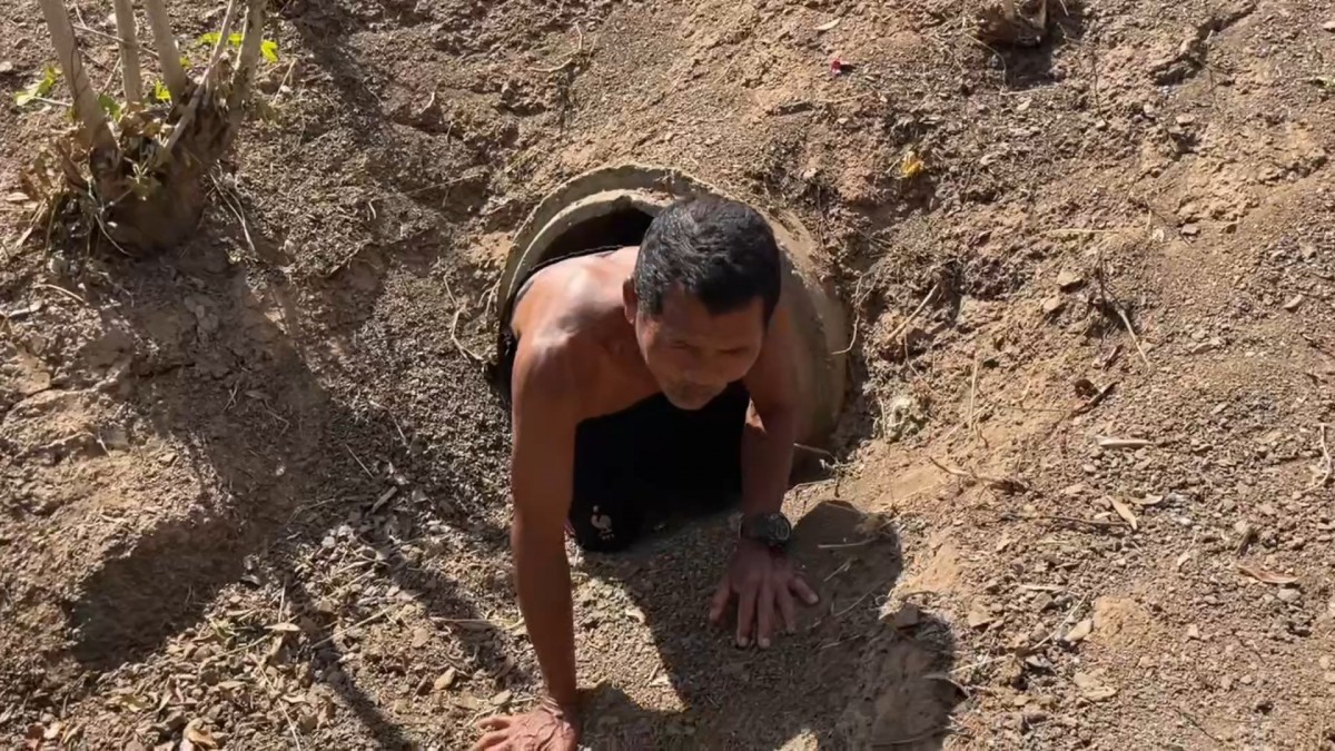 -สุรินทร์- ชีวิตคนชายแดน อาศัยท่อลอดถนน หลบกระสุนเขมร อพยพไปไหนไม่ได้ต้องอยู่ดูแลบ้านและสัตว์เลี้ยงตนเองและบ้านข้างเคียง อยากให้พื้นที่สงบโดยเร็ว จะได้ทำมาหากินกันได้ปกติ ไม่เชื่อฮุน เซน ไม่มีทางหยุดยิง ขณะที่หน้าแนวยังปะทะต่อเนื่อง