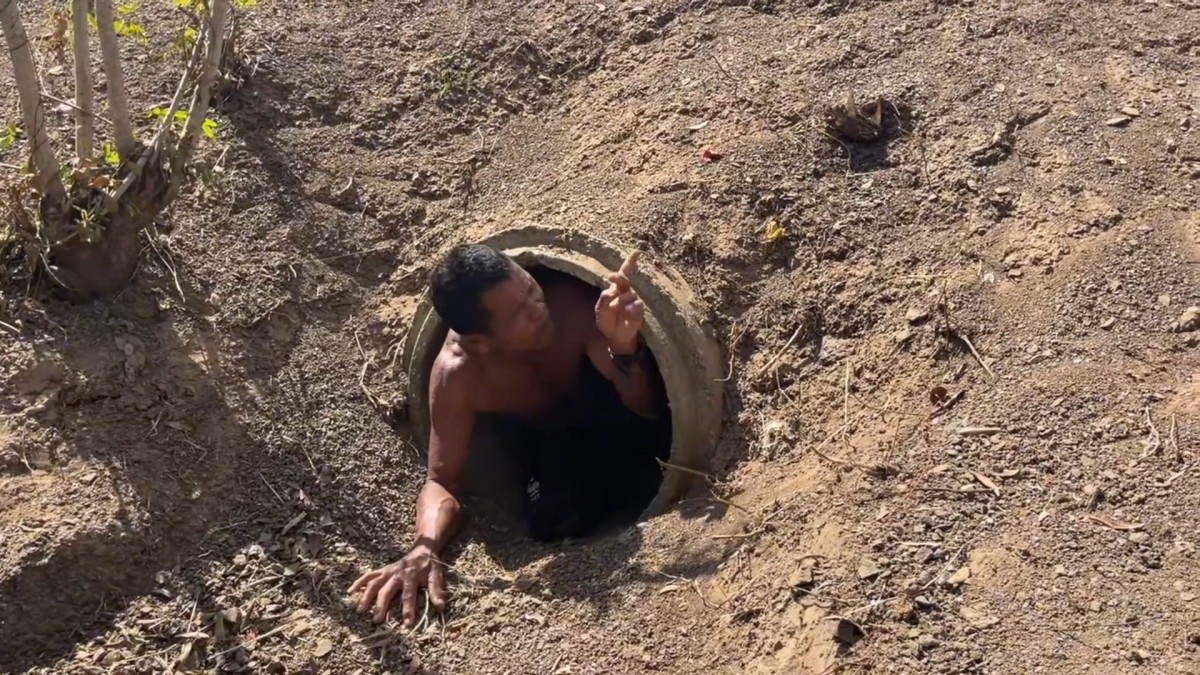 -สุรินทร์- ชีวิตคนชายแดน อาศัยท่อลอดถนน หลบกระสุนเขมร อพยพไปไหนไม่ได้ต้องอยู่ดูแลบ้านและสัตว์เลี้ยงตนเองและบ้านข้างเคียง อยากให้พื้นที่สงบโดยเร็ว จะได้ทำมาหากินกันได้ปกติ ไม่เชื่อฮุน เซน ไม่มีทางหยุดยิง ขณะที่หน้าแนวยังปะทะต่อเนื่อง