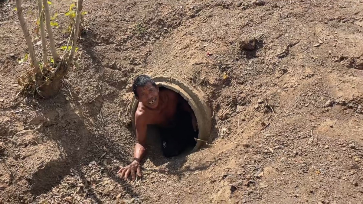 -สุรินทร์- ชีวิตคนชายแดน อาศัยท่อลอดถนน หลบกระสุนเขมร อพยพไปไหนไม่ได้ต้องอยู่ดูแลบ้านและสัตว์เลี้ยงตนเองและบ้านข้างเคียง อยากให้พื้นที่สงบโดยเร็ว จะได้ทำมาหากินกันได้ปกติ ไม่เชื่อฮุน เซน ไม่มีทางหยุดยิง ขณะที่หน้าแนวยังปะทะต่อเนื่อง