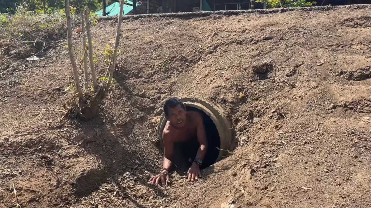 -สุรินทร์- ชีวิตคนชายแดน อาศัยท่อลอดถนน หลบกระสุนเขมร อพยพไปไหนไม่ได้ต้องอยู่ดูแลบ้านและสัตว์เลี้ยงตนเองและบ้านข้างเคียง อยากให้พื้นที่สงบโดยเร็ว จะได้ทำมาหากินกันได้ปกติ ไม่เชื่อฮุน เซน ไม่มีทางหยุดยิง ขณะที่หน้าแนวยังปะทะต่อเนื่อง