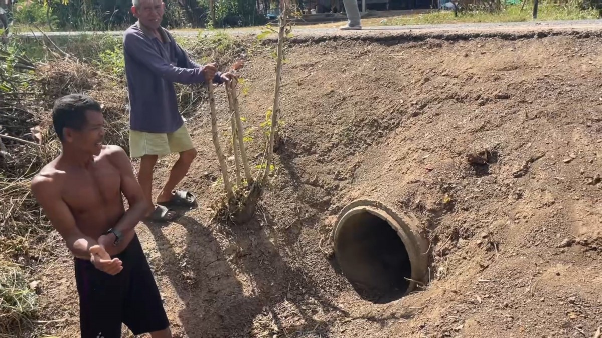 -สุรินทร์- ชีวิตคนชายแดน อาศัยท่อลอดถนน หลบกระสุนเขมร อพยพไปไหนไม่ได้ต้องอยู่ดูแลบ้านและสัตว์เลี้ยงตนเองและบ้านข้างเคียง อยากให้พื้นที่สงบโดยเร็ว จะได้ทำมาหากินกันได้ปกติ ไม่เชื่อฮุน เซน ไม่มีทางหยุดยิง ขณะที่หน้าแนวยังปะทะต่อเนื่อง