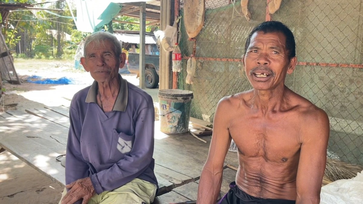 -สุรินทร์- ชีวิตคนชายแดน อาศัยท่อลอดถนน หลบกระสุนเขมร อพยพไปไหนไม่ได้ต้องอยู่ดูแลบ้านและสัตว์เลี้ยงตนเองและบ้านข้างเคียง อยากให้พื้นที่สงบโดยเร็ว จะได้ทำมาหากินกันได้ปกติ ไม่เชื่อฮุน เซน ไม่มีทางหยุดยิง ขณะที่หน้าแนวยังปะทะต่อเนื่อง