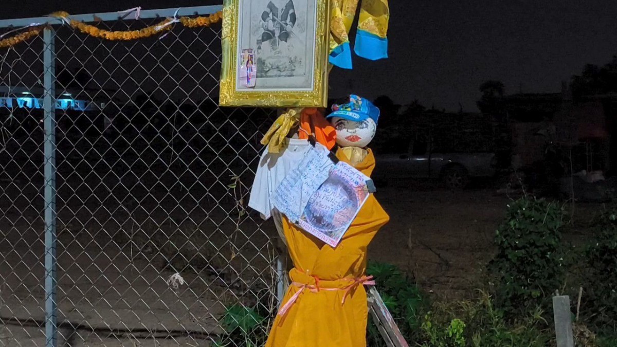 นนทบุรี คลิป สุดหลอน หนุ่มปั่นจักรยานเล่นเจอตุ๊กตาคล้ายผียืนใส่ชุดนางรำโบราณ 3 ตน ปั่นหนีสุดชีวิต จากกรณีผู้ใช้เฟสบุ๊คชื่อ 