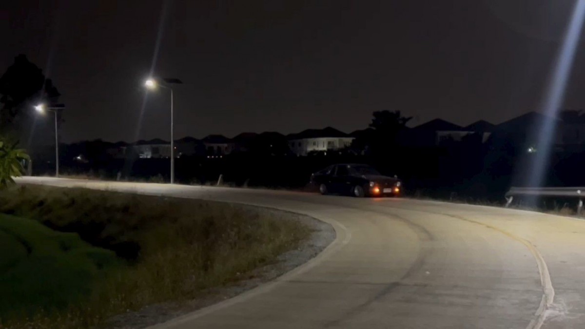 นนทบุรี คลิป สุดหลอน หนุ่มปั่นจักรยานเล่นเจอตุ๊กตาคล้ายผียืนใส่ชุดนางรำโบราณ 3 ตน ปั่นหนีสุดชีวิต จากกรณีผู้ใช้เฟสบุ๊คชื่อ 