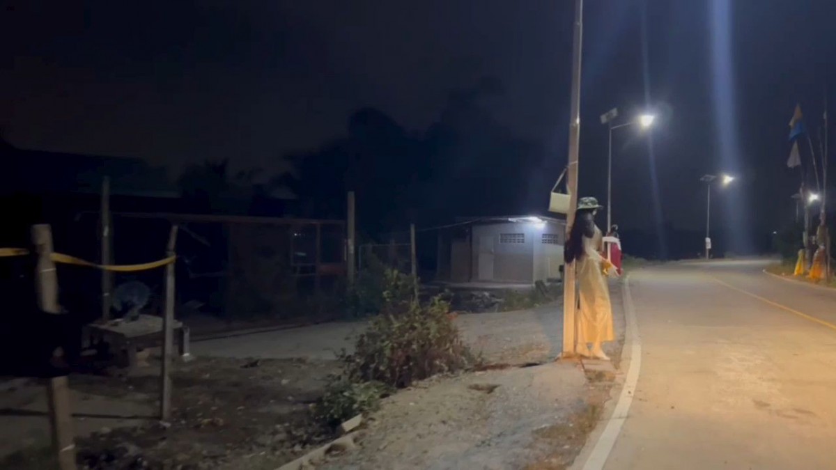 นนทบุรี คลิป สุดหลอน หนุ่มปั่นจักรยานเล่นเจอตุ๊กตาคล้ายผียืนใส่ชุดนางรำโบราณ 3 ตน ปั่นหนีสุดชีวิต จากกรณีผู้ใช้เฟสบุ๊คชื่อ 