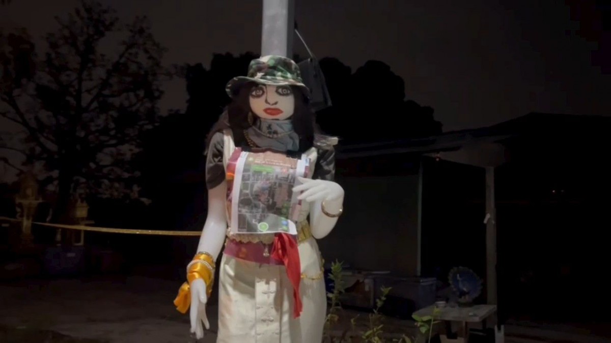 นนทบุรี คลิป สุดหลอน หนุ่มปั่นจักรยานเล่นเจอตุ๊กตาคล้ายผียืนใส่ชุดนางรำโบราณ 3 ตน ปั่นหนีสุดชีวิต จากกรณีผู้ใช้เฟสบุ๊คชื่อ 