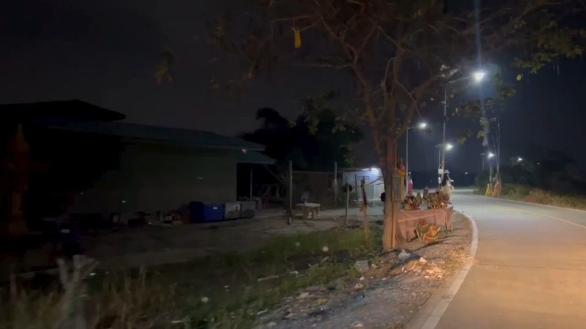 นนทบุรี คลิป สุดหลอน หนุ่มปั่นจักรยานเล่นเจอตุ๊กตาคล้ายผียืนใส่ชุดนางรำโบราณ 3 ตน ปั่นหนีสุดชีวิต จากกรณีผู้ใช้เฟสบุ๊คชื่อ 