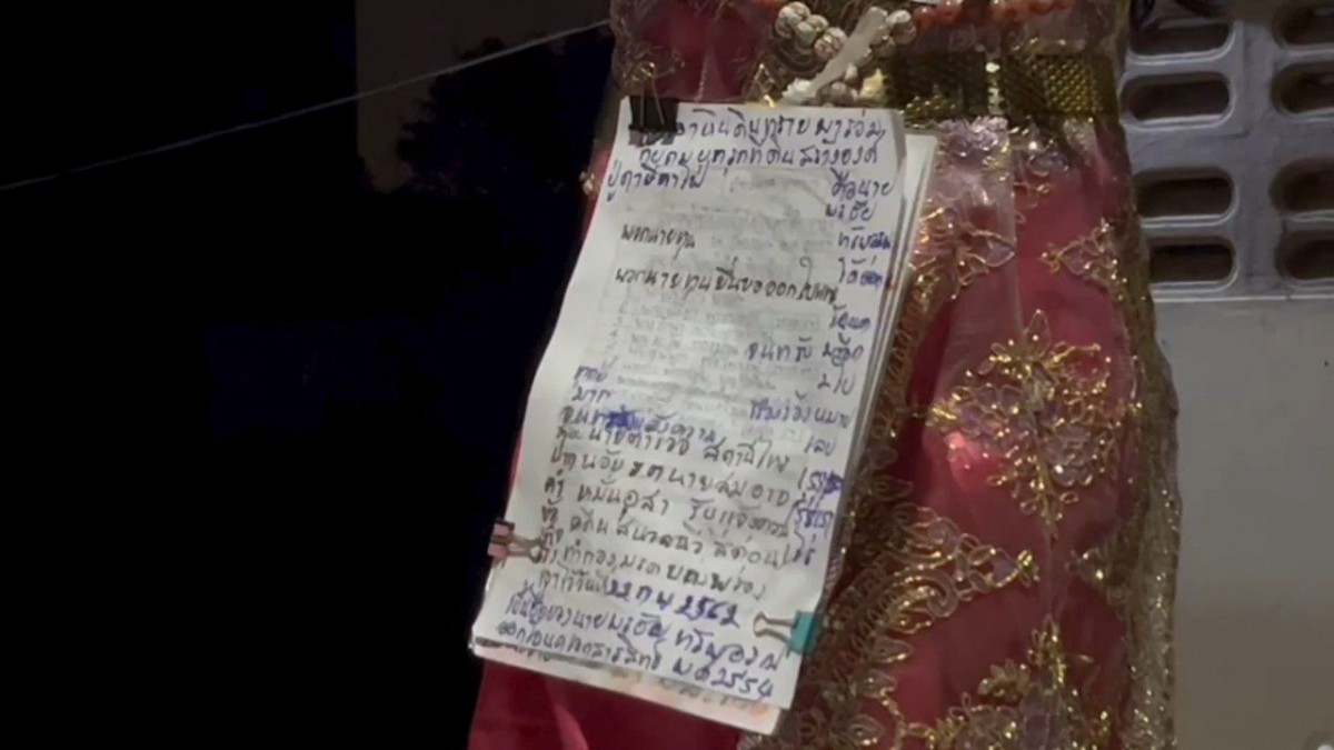 นนทบุรี คลิป สุดหลอน หนุ่มปั่นจักรยานเล่นเจอตุ๊กตาคล้ายผียืนใส่ชุดนางรำโบราณ 3 ตน ปั่นหนีสุดชีวิต จากกรณีผู้ใช้เฟสบุ๊คชื่อ 