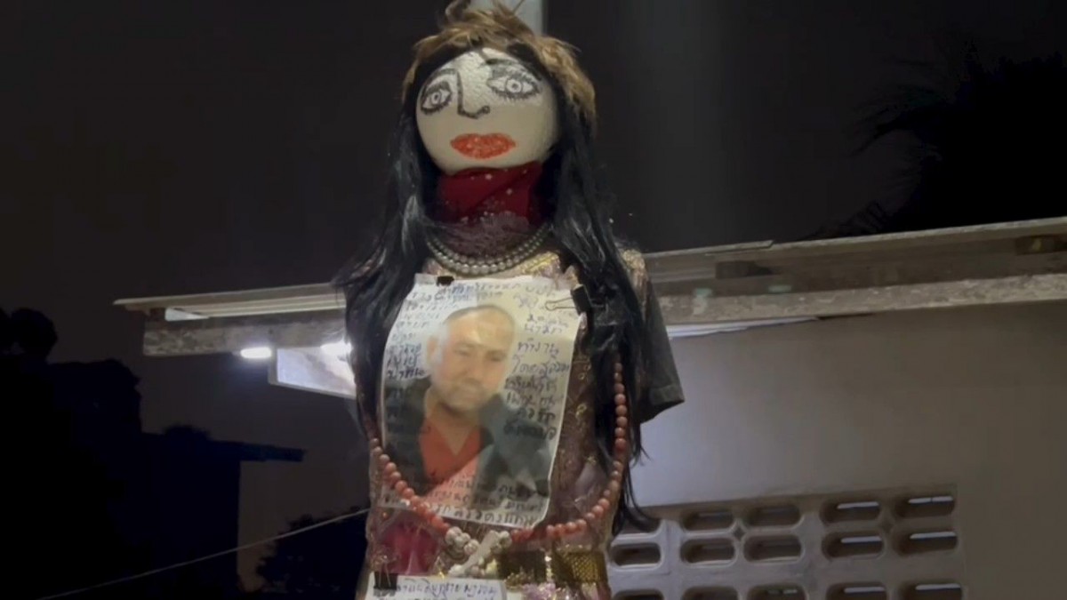 นนทบุรี คลิป สุดหลอน หนุ่มปั่นจักรยานเล่นเจอตุ๊กตาคล้ายผียืนใส่ชุดนางรำโบราณ 3 ตน ปั่นหนีสุดชีวิต จากกรณีผู้ใช้เฟสบุ๊คชื่อ 