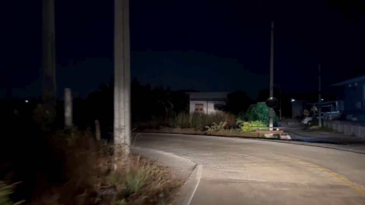 นนทบุรี คลิป สุดหลอน หนุ่มปั่นจักรยานเล่นเจอตุ๊กตาคล้ายผียืนใส่ชุดนางรำโบราณ 3 ตน ปั่นหนีสุดชีวิต จากกรณีผู้ใช้เฟสบุ๊คชื่อ 