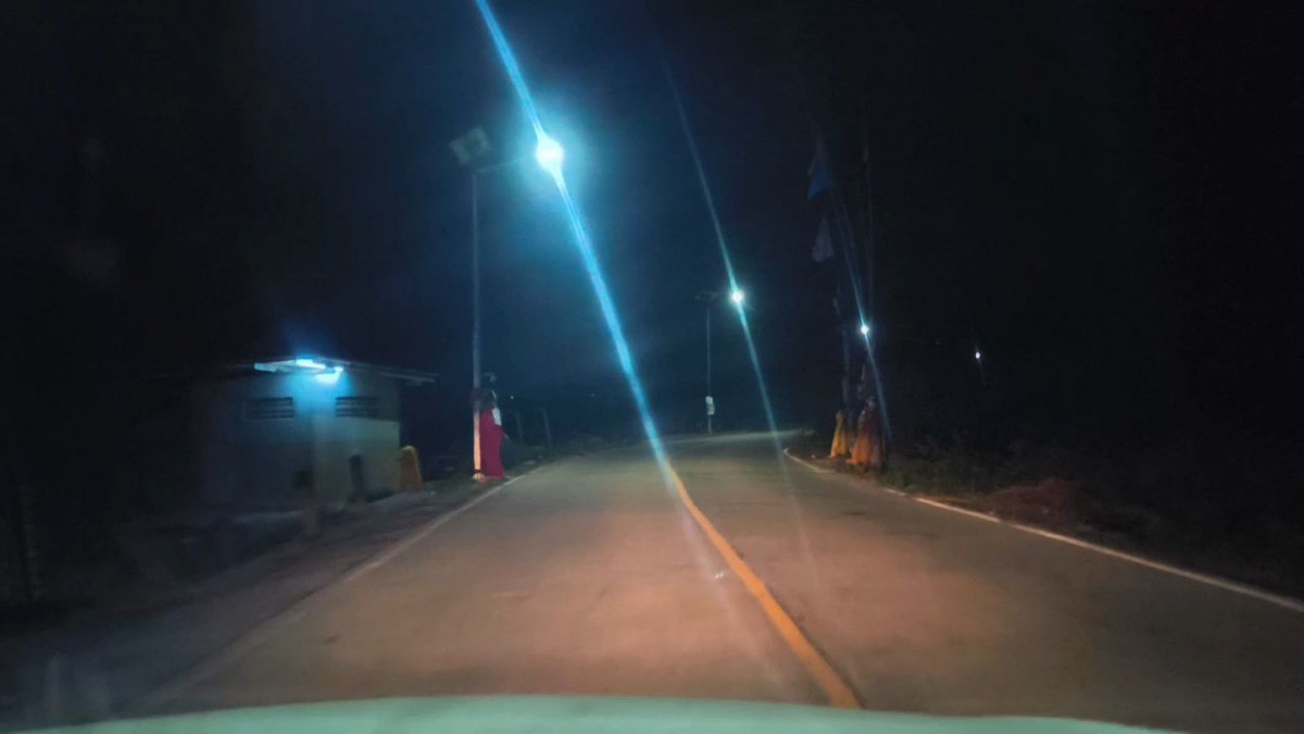 นนทบุรี คลิป สุดหลอน หนุ่มปั่นจักรยานเล่นเจอตุ๊กตาคล้ายผียืนใส่ชุดนางรำโบราณ 3 ตน ปั่นหนีสุดชีวิต จากกรณีผู้ใช้เฟสบุ๊คชื่อ 