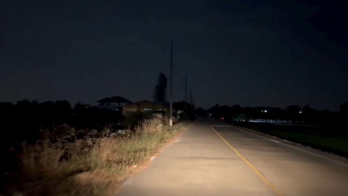 นนทบุรี คลิป สุดหลอน หนุ่มปั่นจักรยานเล่นเจอตุ๊กตาคล้ายผียืนใส่ชุดนางรำโบราณ 3 ตน ปั่นหนีสุดชีวิต จากกรณีผู้ใช้เฟสบุ๊คชื่อ 