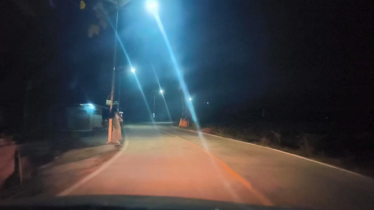 นนทบุรี คลิป สุดหลอน หนุ่มปั่นจักรยานเล่นเจอตุ๊กตาคล้ายผียืนใส่ชุดนางรำโบราณ 3 ตน ปั่นหนีสุดชีวิต จากกรณีผู้ใช้เฟสบุ๊คชื่อ 