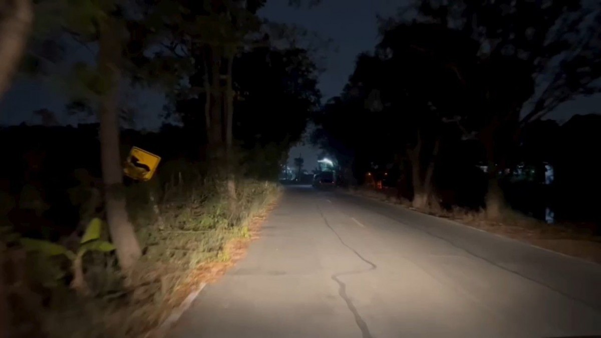 นนทบุรี คลิป สุดหลอน หนุ่มปั่นจักรยานเล่นเจอตุ๊กตาคล้ายผียืนใส่ชุดนางรำโบราณ 3 ตน ปั่นหนีสุดชีวิต จากกรณีผู้ใช้เฟสบุ๊คชื่อ 