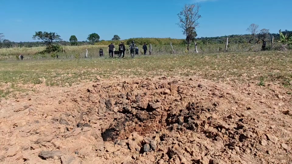 สุรินทร์- -ชาวบ้านรอดตายหวุดหวิด จากลูกกระสุน BM-21 ตกรอบบ้าน 13 ลูก ขณะที่ ชุด EOD ลงพื้นที่ตรวจสอบกระสุนพบ 47 ลูก ยังไม่ทำงาน อีก 2 ลูก