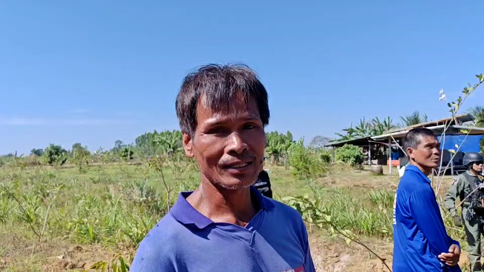 สุรินทร์- -ชาวบ้านรอดตายหวุดหวิด จากลูกกระสุน BM-21 ตกรอบบ้าน 13 ลูก ขณะที่ ชุด EOD ลงพื้นที่ตรวจสอบกระสุนพบ 47 ลูก ยังไม่ทำงาน อีก 2 ลูก