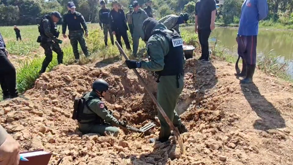 สุรินทร์- -ชาวบ้านรอดตายหวุดหวิด จากลูกกระสุน BM-21 ตกรอบบ้าน 13 ลูก ขณะที่ ชุด EOD ลงพื้นที่ตรวจสอบกระสุนพบ 47 ลูก ยังไม่ทำงาน อีก 2 ลูก