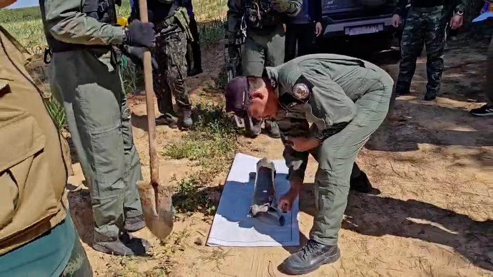 สุรินทร์- -ชาวบ้านรอดตายหวุดหวิด จากลูกกระสุน BM-21 ตกรอบบ้าน 13 ลูก ขณะที่ ชุด EOD ลงพื้นที่ตรวจสอบกระสุนพบ 47 ลูก ยังไม่ทำงาน อีก 2 ลูก