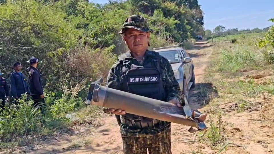 สุรินทร์- -ชาวบ้านรอดตายหวุดหวิด จากลูกกระสุน BM-21 ตกรอบบ้าน 13 ลูก ขณะที่ ชุด EOD ลงพื้นที่ตรวจสอบกระสุนพบ 47 ลูก ยังไม่ทำงาน อีก 2 ลูก